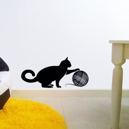 Gombolyaggal játszó cica, cicás falmatrica a Dekormatricák falmatrica webáruházban