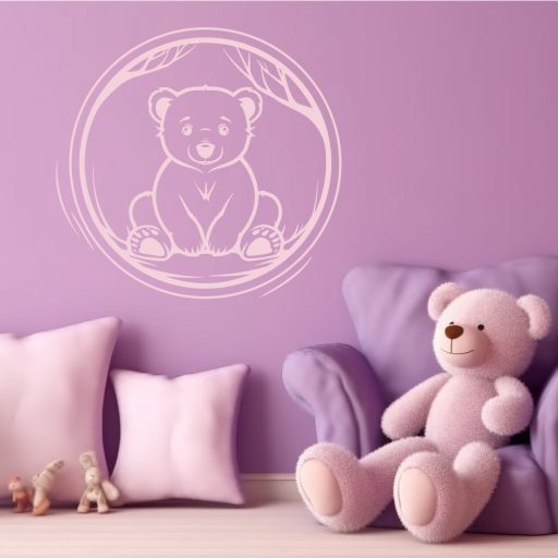 Maci az ágak alatt – természetes hangulatú gyerek falmatrica kisgyerekszobába