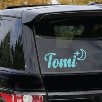 Tomi, romantikus névfelirat autóra
