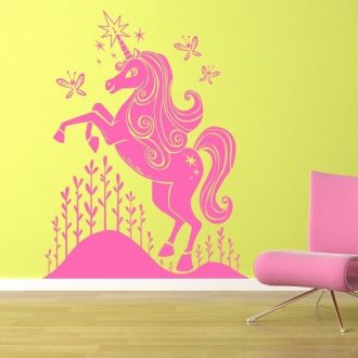 Ágaskodó unikornis pillangókkal, gyerekszoba falmatrica